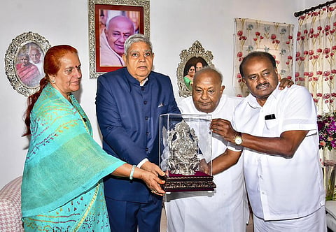முன்னாள் பிரதமர் தேவகவுடாவுடன் குடியரசு துணைத் தலைவர் சந்திப்பு