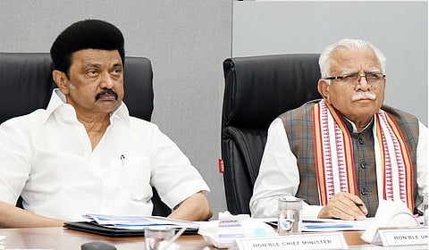 சென்னையில் மெட்ரோ ரயில் திட்டத்தின் இரண்டாம் கட்டப்பணிகள் குறித்து ஆய்வுகூட்டம் நேற்று நடைப்பெற்றது இதில், முதல்வர் மு.க.ஸ்டாலின்,
மத்திய அமைச்சர் மனோகர் லால் ஆகியோர் பங்கேற்றனர்.
