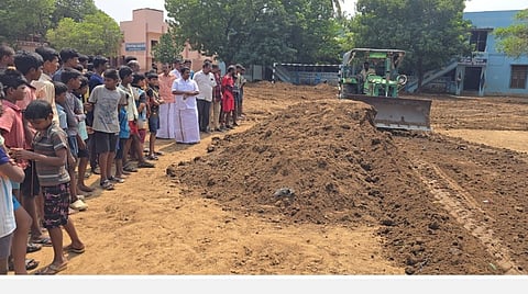கும்பகோணம்: தான் படித்த பள்ளி மைதானத்தில் மழை நீர் தேங்கியதை அறிந்து சொந்த செலவில் மண் நிரப்பிய எம்எல்ஏ