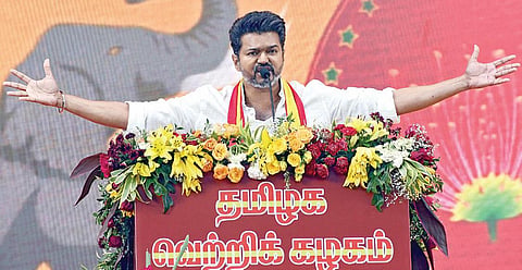 தவெக முதல் மாநில மாநாட்டில் உரையாற்றும் விஜய். படம்: எம்.சாம்ராஜ்