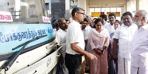 கிளாம்பாக்கம் பேருந்து நிலையத்தில்  அமைச்சர்கள் சேகர்பாபு, எஸ்.எஸ்.சிவசங்கர் நேற்று ஆய்வு செய்தனர் உடன் துறை உயர் அதிகாரிகள் காகர்லா உஷா, சுன்சோங்கம் ஜடக், அன்சுல் மிஸ்ரா.  படம்: எம்.முத்துகணேஷ்