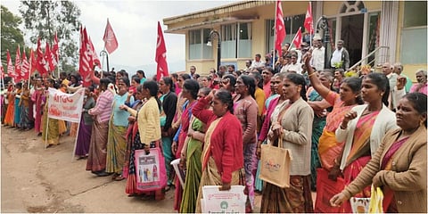 20 சதவீத போனஸ் வழங்கக் கோரி குன்னூரில்  டான்டீ தலைமை அலுவலகத்தை முற்றுகையிட்ட பெண் தொழிலாளர்கள் போராட்டத்தில் ஈடுபட்டனர்.