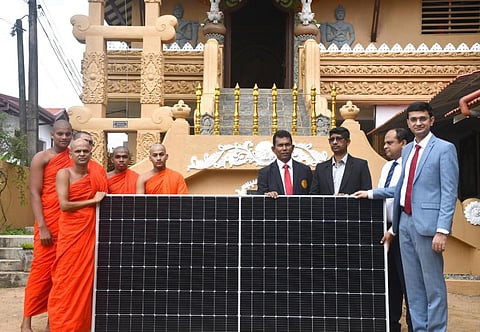 கொழும்பில் உள்ள  ஹோகந்தரா பௌத்த விகாரைக்கு வழங்கப்பட்ட சோலார் பேனல்.