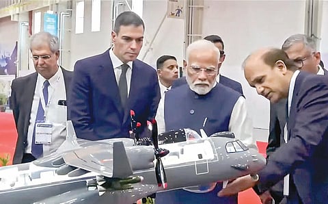 குஜராத் மாநிலம் வடோதராவில் டாடா ராணுவ விமான தயாரிப்பு தொழிற்சாலையை பிரதமர் மோடி, ஸ்பெயின் பிரதமர் பெட்ரோ சான்செஸ் ஆகியோர் நேற்று திறந்து வைத்து பார்வையிட்டனர். உடன், டாடா சன்ஸ் தலைவர் நடராஜன் சந்திரசேகரன். படம்: பிடிஐ 