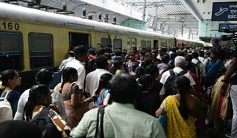 சென்னை கடற்கரை - வேளச்சேரி இடையே 14 மாதங்களுக்கு பிறகு இன்றுமுதல் ரயில் சேவை