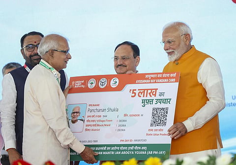 70 வயதுக்கு மேற்பட்டவர்களுக்கு ஆயுஷ்மான் பாரத் திட்ட அடையாள அட்டையை வழங்கும் பிரதமர் நரேந்திர மோடி