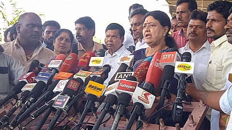 மதுரை விமான நிலையத்தில் செய்தியாளர்களை சந்தித்த சசிகலா.