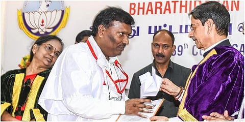 திருச்சி பாரதிதாசன் பல்கலை. பட்டமளிப்பு விழாவில் தமிழக ஆளுநர் ஆர்.என்.ரவியிடம்  முனைவர் பட்டம் பெற்ற ஆய்வு மாணவர் எஃப்.இஸ்ரேல் இன்பராஜ் புகார் மனு அளித்தார்.
