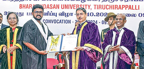 பாரதிதாசன் பல்கலைக்கழகத்தில் நேற்று நடைபெற்ற 39-வது பட்டமளிப்பு விழாவில் மாணவருக்கு பட்டம் வழங்கிய ஆளுநர் ஆர்.என்.ரவி. உடன், துணைவேந்தர் எம்.செல்வம் உள்ளிட்டோர். படம்: ர.செல்வமுத்துகுமார்