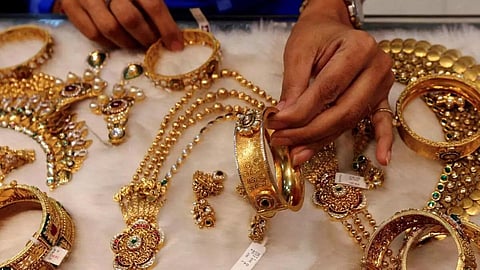 ஒரு பவுன் தங்கம் ரூ.59,000; கடும் விலை உயர்வால் தீபாவளிக்கு நகை வாங்குவோர் அதிர்ச்சி