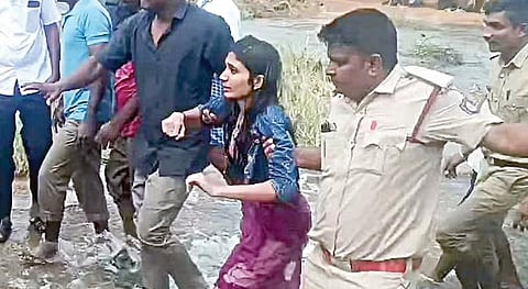 கர்நாடகாவில் செல்பி எடுக்க சென்றபோது பாறை இடுக்கில் விழுந்த கல்லூரி மாணவி: 20 மணி நேர போராட்டத்துக்கு பிறகு மீட்பு