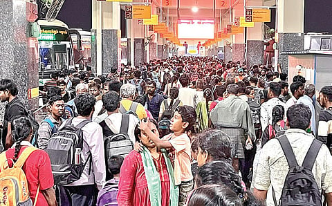 சென்னை கிளாம்பாக்கம் பேருந்து முனையத்தில் அலைமோதிய மக்கள் கூட்டம்.படம்: எம்.முத்துகணேஷ்
