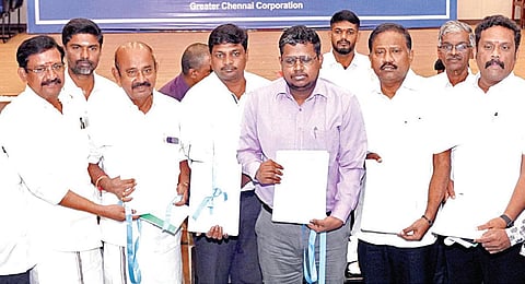 சென்னை மாவட்டத்தில் உள்ள 16 சட்டப்பேரவை தொகுதிகளுக்கான 2025-ம் ஆண்டின் சிறப்பு சுருக்கமுறை திருத்தம் தொடர்பான வரைவு வாக்காளர் பட்டியலை கூடுதல் மாவட்ட தேர்தல் அலுவலரும் சென்னை மாநகராட்சி துணை ஆணையாளருமான (வருவாய் மற்றும் நிதி) எம்.பிருதிவிராஜ் நேற்று வெளியிட்டார். படம்: ம.பிரபு
