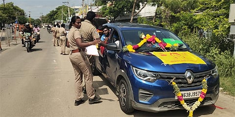 விருதுநகர் வழியாக தேவர் குருபூஜைக்கு செல்லும் அனைத்து வாகனங்களிலும் போலீஸார் தீவிர சோதனை மேற்கொண்டனர்.