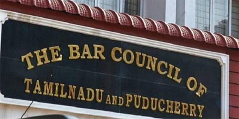 பெண் நீதிபதிக்கு தொந்தரவு கொடுத்த வழக்கறிஞருக்கு தடை: பார் கவுன்சில் நடவடிக்கை