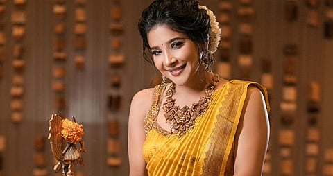 இது சாக்‌ஷி அகர்வால் ‘தீபாவளி’ - லைட்டிங் க்ளிக்ஸ்!