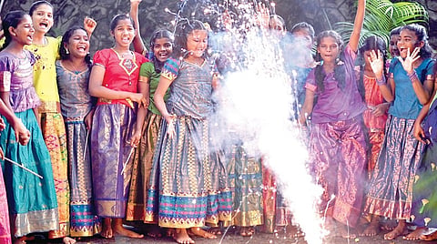 மத்தாப்புக்களின் வெளிச்சம்போல் அனைவரது வாழ்விலும் ஒளியேற்றும் தீபாவளி: ஆளுநர், தலைவர்கள் வாழ்த்து
