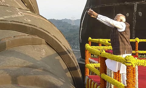 வல்லபபாய் படேல் பிறந்த தினம்: ஒற்றுமை சிலைக்கு பிரதமர் மோடி மலர் தூவி மரியாதை