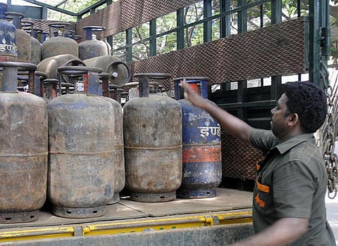 வணிக பயன்பாட்டுக்கான சிலிண்டர் விலை உயர்வு: சென்னையில் ரூ1,964.50-க்கு விற்பனை