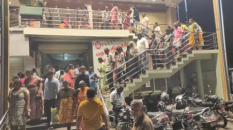 ஈரோடு ஜவுளிக்கடைகளில் அதிகாலையில் குவிந்த பொதுமக்கள்: அதிரடி தள்ளுபடி விற்பனையால் உற்சாகம்