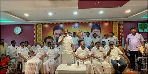திண்டிவனத்தில் நடைபெற்ற விழுப்புரம் வடக்கு மாவட்ட திமுக செயல்வீரர்கள் கூட்டத்தில் மாநில துணைப் பொதுச் செயலாளரான பொன்முடி  உரையாற்றினார். 