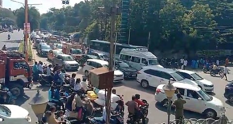 சுற்றுலா பயணிகள் வருகை அதிகரிப்பு: போக்குவரத்து நெரிசலால் ஸ்தம்பித்த புதுச்சேரி 