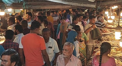 மதுரை | தீபாவளியை ஒட்டிய தொடர் விடுமுறை காரணமாக மீன் சந்தையில் குவிந்த மக்கள்