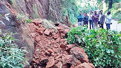 குன்னூர்-மேட்டுப்பாளையம் தேசிய நெடுஞ்சாலையில், காந்திபுரம் பகுதியில் ஏற்பட்ட மண் சரிவு.