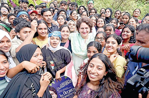 கேரளாவின் வயநாடு மாவட்டம் மானந்தவாடியில் நேற்று நடைபெற்ற தேர்தல் பிரச்சார பொதுக் கூட்டத்தில் பங்கேற்க வந்த காங்கிரஸ் வேட்பாளர் பிரியங்காவை உற்சாகத்துடன் வரவேற்ற இளம்பெண்கள்.படம்: பிடிஐ