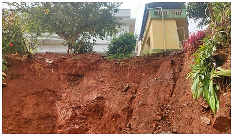 குன்னூரில் கனமழை: தடுப்புச் சுவர்கள் இடிந்து அந்தரத்தில் தொங்கும் வீடுகள்