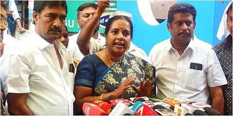 கோவையில் பாஜக எம்எல்ஏ  வானதி சீனிவாசன் செய்தியாளர்களைச் சந்தித்தார்.