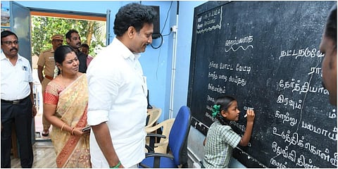 தளி அருகே  டி. புதூர் ஊராட்சி ஒன்றிய தொடக்கப்பள்ளியில் பள்ளிக் கல்வித்துறை அமைச்சர் அன்பில் மகேஸ் பொய்யாமொழி  ஆய்வு செய்தார்.