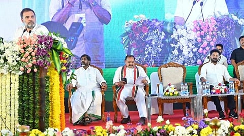 ஹைதராபாத்தில் இன்று மாலை ராகுல்காந்தி ஜாதிவாரி கணக்கெடுப்பு குறித்த ஆலோசனை கூட்டத்தில் பேசினார். 