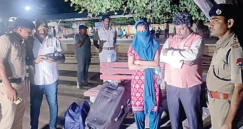 மூதாட்டியின் சடலம் அடங்கிய சூட்கேஸுடன் ரயில்வே பாதுகாப்பு போலீஸாரிடம் பிடிபட்ட பாலசுப்பிரமணியம், அவரது மகள்.