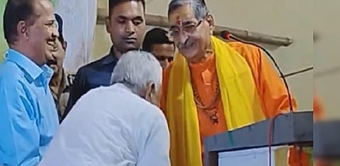 பொதுவெளியில் பாஜக தலைவரின் காலை தொட்டு வணங்கிய நிதிஷ் குமாருக்கு லாலு பிரசாத் கண்டனம்