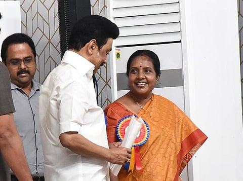 கோவையில் இன்று நடந்த அரசு விழாவில் பங்கேற்ற முதல்வர் மு.க.ஸ்டாலிடன், பாஜக தேசிய மகளிரணி தலைவரும், கோவை தெற்கு தொகுதி எம்எல்ஏ வானதி சீனிவாசன் கோரிக்கை மனு வழங்கி பேசினார் | படம்: ஜெ.மனோகரன்