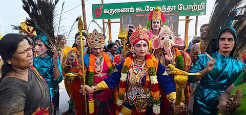 கந்த சஷ்டி விழாவை முன்னிட்டு பல்வேறு தெய்வங்கள் வேடமணிந்து திருச்செந்தூருக்கு வந்த பக்தர்கள்.