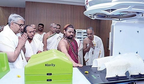 சென்னை அடுத்த கவுரிவாக்கத்தில் அமைந்துள்ள சிருங்கேரி சாரதா எக்விடாஸ் மல்டி ஸ்பெஷாலிட்டி புற்றுநோய் மருத்துவமனையில் புற்றுநோய்க்கு கதிர்வீச்சு சிகிச்சை சேவையை தொடங்கி வைக்கும் சிருங்கேரி சாரதா பீடத்தின் இளைய சங்கராச்சாரியார் ஜகத்குரு ஸ்ரீ விதுசேகர பாரதி சுவாமிகள்.