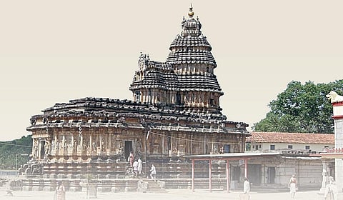 கல்விச் செல்வம் அருளும் அன்னை சாரதாம்பாள்