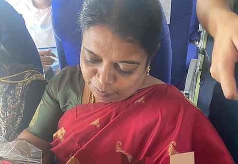 தூத்துக்குடி - சென்னை விமானத்தில் அழுத குழந்தையை தனது மடியில் வைத்து தாலாட்டு பாடி தூங்க வைத்த அமைச்சர் பெ.கீதாஜீவன்.