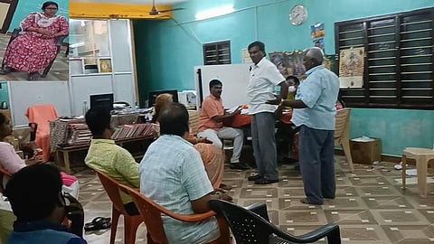 திண்டிவனம் அருகே உள்ள மயிலம் சார் பதிவாளர் அலுவலகத்தில் லஞ்ச ஒழிப்பு போலீஸார் சோதனை மேற்கொண்டனர். | உள்படம்: சார் பதிவாளர் ; வெங்கடேஸ்வரி.