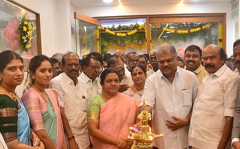 மதுரையில் கட்டப்பட்டுள்ள தனியார் மருத்துவமனையை தமாகா தலைவர் ஜி.கே.வாசன் திறந்துவைத்தார் | படம்: எஸ்.கிருஷ்ணமூர்த்தி
