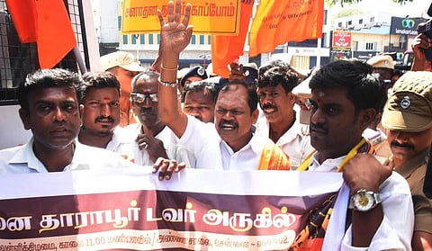 கனடாவில் இந்துக்கள் மீதான தாக்குதலைக் கண்டித்து சென்னையில் கண்டன ஆர்ப்பாட்டத்தில் ஈடுபட்ட இந்து மக்கள் கட்சியினரை போலீஸார் கைது செய்தனர் | படங்கள்: ம.பிரபு