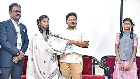 சிலப்பதிகாரத்தை முழுமையாக முற்றோதல் செய்து `ஆல் இந்தியா ஃபுக் ஆஃப் ரெக்கார்ட்ஸ்' புத்தகத்தில் இடம்பெற்று சாதனை படைத்த சாத்தூர்  அரசுப் பள்ளி மாணவிகளைப் பாராட்டிய விருதுநகர் ஆட்சியர் வீ.ப.ஜெயசீலன்.