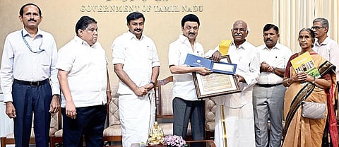 சென்னை பல்கலைக்கழக முன்னாள் தமிழ்ப் பேராசிரியர் மா.செல்வராசனுக்கு மு.கருணாநிதி செம்மொழி தமிழ் விருதை முதல்வர் மு.க.ஸ்டாலின் நேற்று வழங்கினார். உடன் அமைச்சர் மு.பெ.சாமிநாதன், தலைமைச் செயலாளர் நா.முருகானந்தம், துறை செயலாளர் வே.ராஜாராமன், இயக்குநர் முனைவர் அவ்வை. ந.அருள், செம்மொழி தமிழாய்வு மத்திய நிறுவன துணைத் தலைவர் சுதா சேஷய்யன் உள்ளிட்டோர்.
