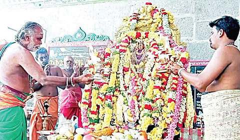 அச்சிறுப்பாக்கம் ஆட்சீஸ்வரர் கோயிலில் நடைபெற்ற சுப்பிரமணிய சுவாமி திருக்கல்யாண உற்சவத்தில் சிறப்பு மலர் அலங்காரத்தில் எழுந்தருளிய முருகப்பெருமான்.