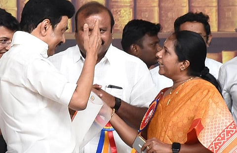 கோவையில் நடந்த அரசு விழாவில் முதல்வர் மு.க.ஸ்டாலின் உடன் கோவை தெற்கு தொகுதி எம்எல்ஏ வானதி சீனிவாசன். | படம்: ஜெ.மனோகரன்