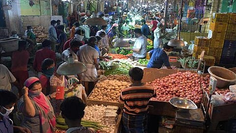 பீன்ஸ் ரூ.20, தக்காளி ரூ.23 - கோயம்பேடு சந்தையில் வரத்து அதிகரிப்பால் குறையும் காய்கறி விலை!