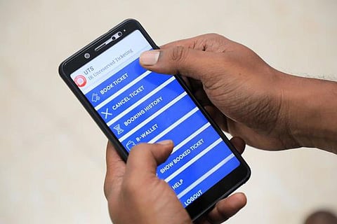 ரயில்வேயின் யுடிஎஸ் செயலியில் கட்டணம் செலுத்தியும் டிக்கெட் வரவில்லை: அபராத தொகை செலுத்தும் பயணிகள்