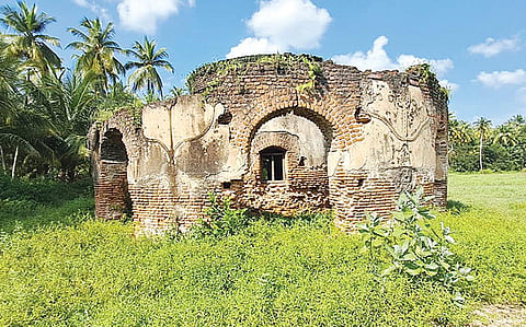 வாணியம்பாடி அருகே நூற்றாண்டு பழமை வாய்ந்த ஜமீன் ஆட்சிக் காலத்தில் கட்டப்பட்ட அழகிய  கல்லறை கட்டிடம் சிதிலமடைந்துள்ளது.